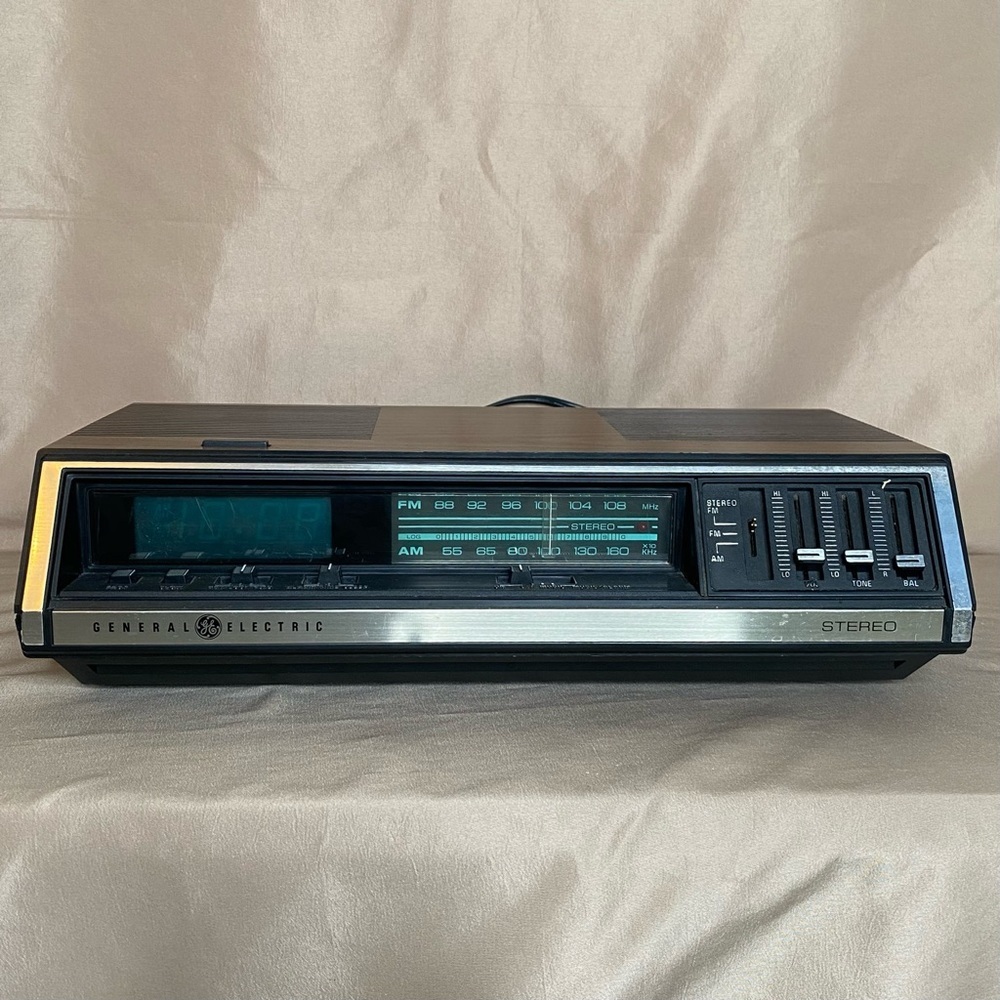 Vintage General Electric Clock Radio